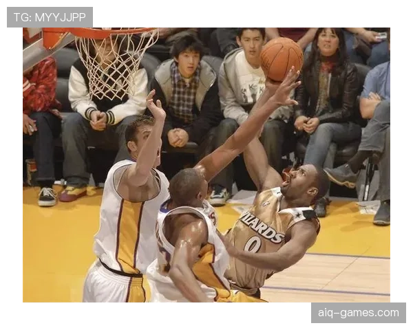 阿里纳斯无球跑动制造错位，拉开空间效率显著提升